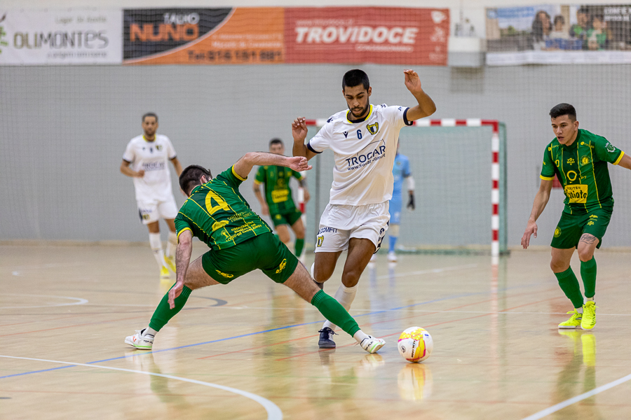 Macedense soma derrota caseira com queixas da arbitragem (com