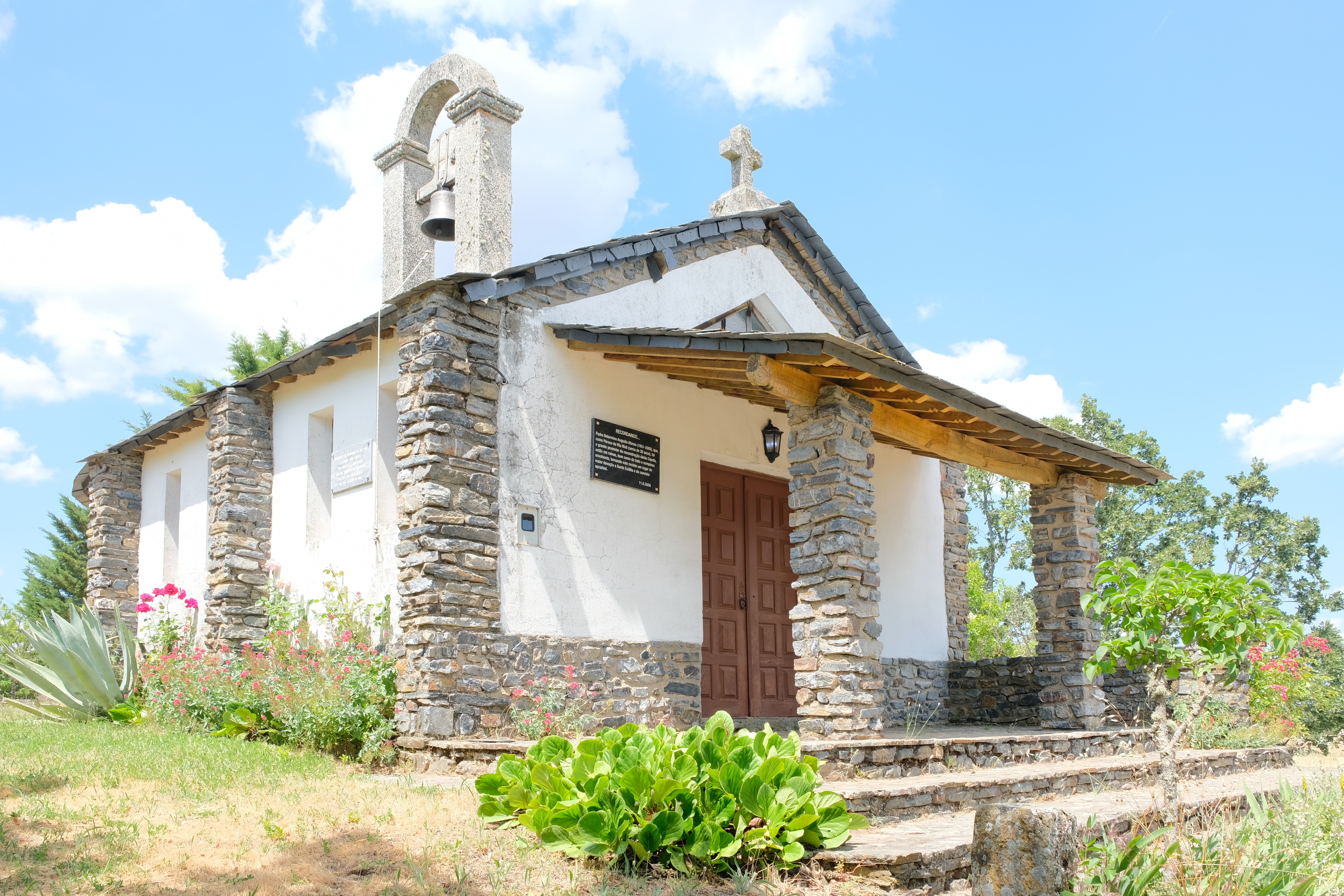 Exterior Igreja Vila Meã