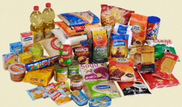 Estudantes fazem recolha de alimentos não perecíveis para doar a