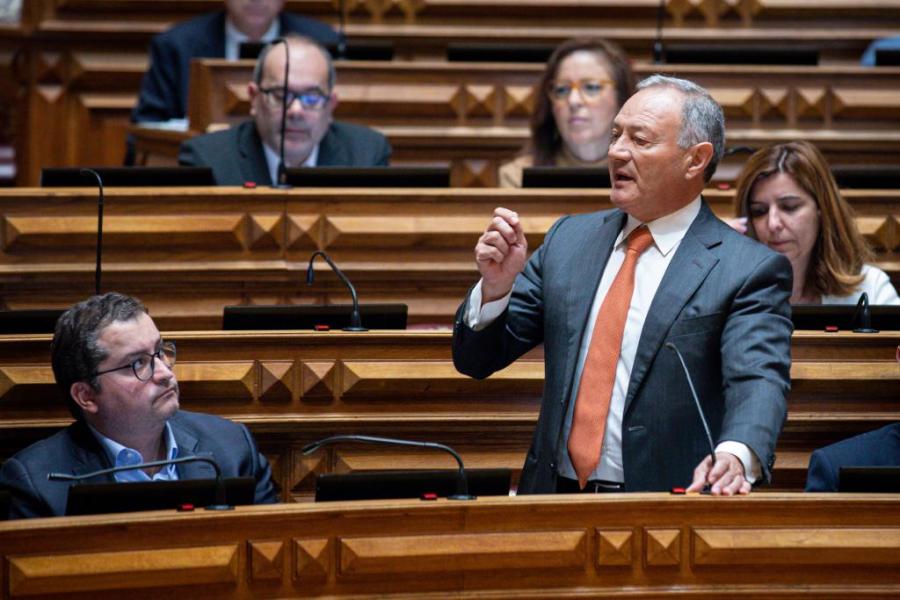 Adão Silva durante a intervenção na AR