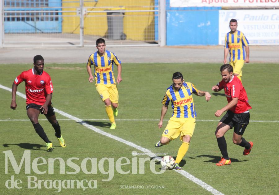 Rui Borges, com bola, é reforço do Mirandela. Imagem: DV