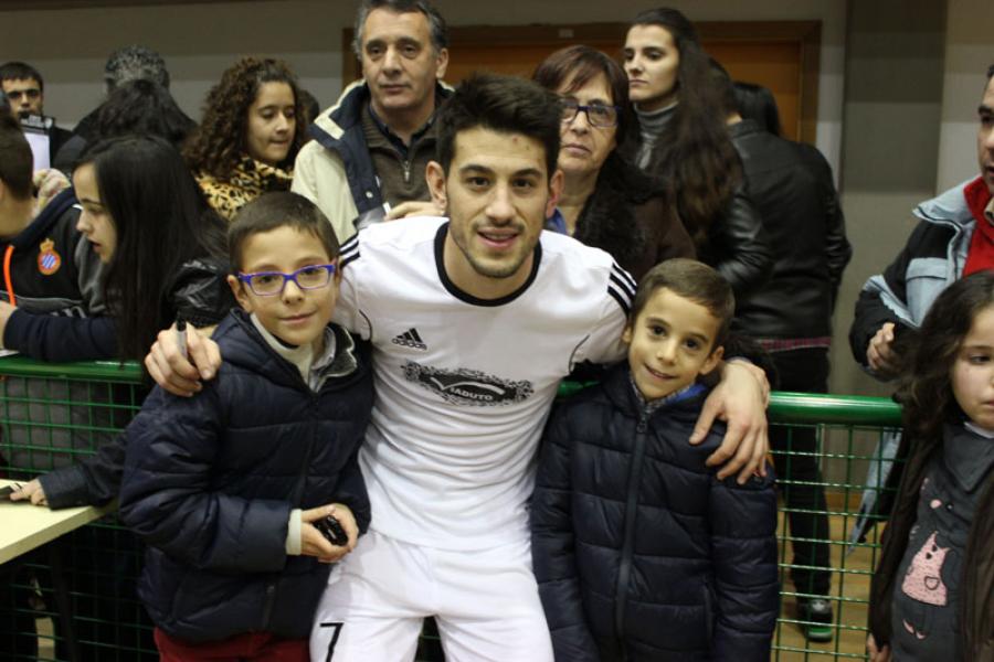 Pizzi junto a alguns adeptos