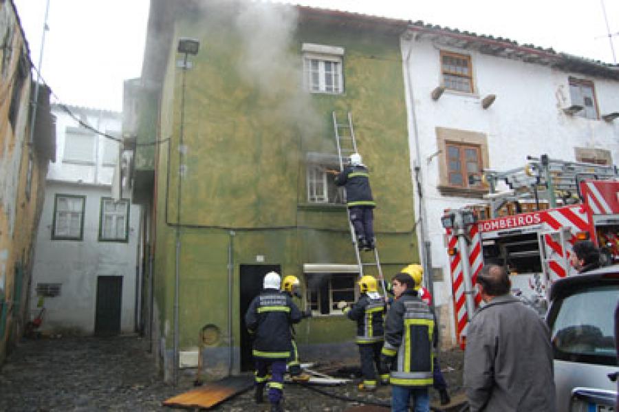 Incêndio urbano na zona histórica de Bragança