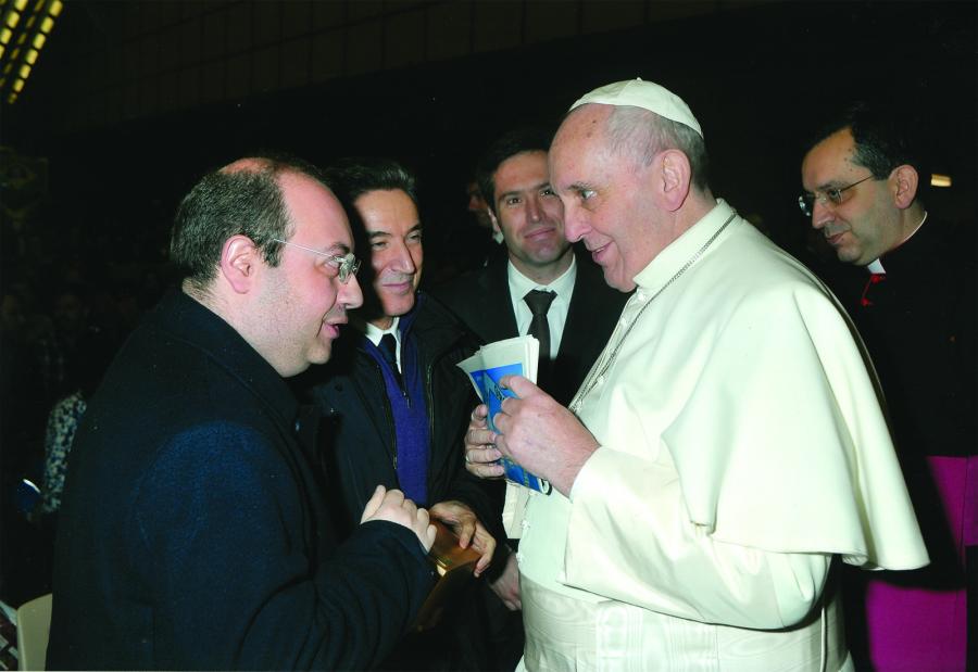 Direção e Administração entregaram edição comemorativa dos 75 anos ao Papa Francisco